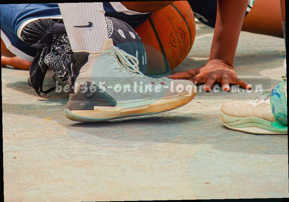 版本号节点与更新摘要组成的等宽数字数据图